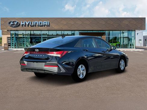 New 2025 Hyundai Elantra SE image 7