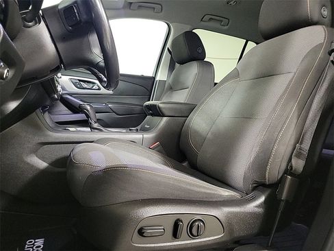 Used 2019 Chevrolet Traverse LT image 12