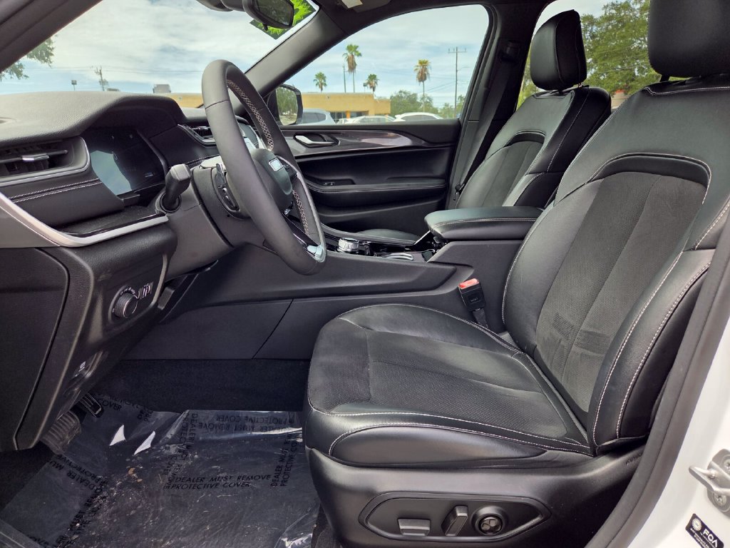 Used 2023 Jeep Grand Cherokee Altitude AWD/4WD image 13