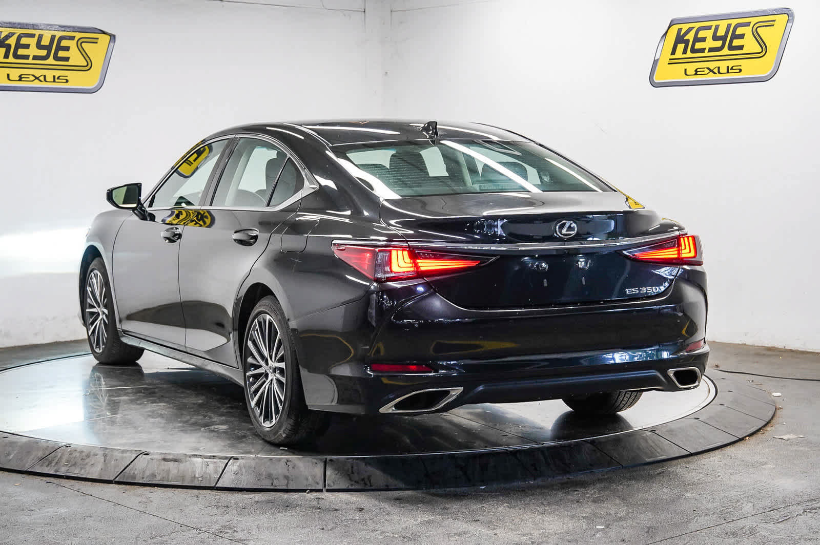 Used 2024 Lexus ES 350 w/ Premium Package FWD image 2