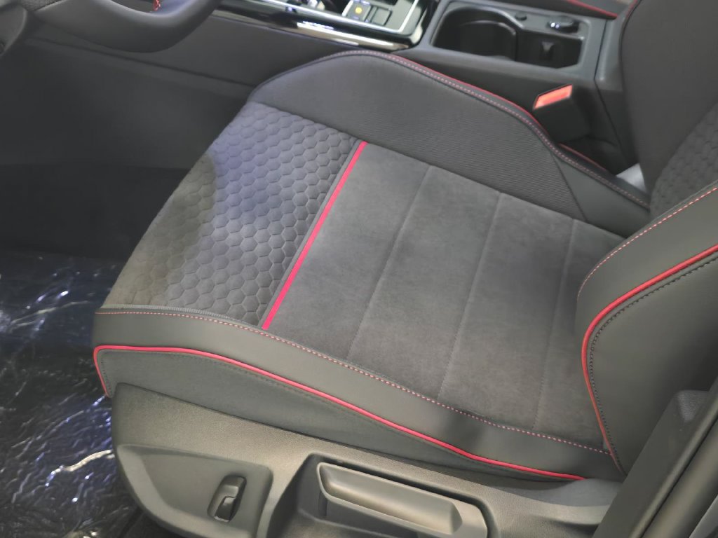 New 2026 Volkswagen GTI SE FWD image 19