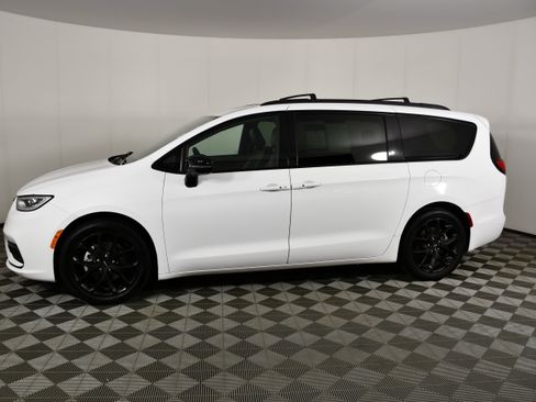 Used 2025 Chrysler Pacifica Limited FWD image 9
