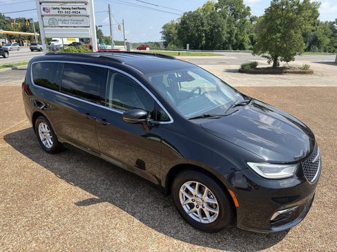 Used 2022 Chrysler Pacifica Touring-L FWD image 3