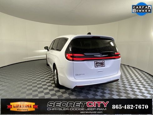 Used 2024 Chrysler Pacifica Touring-L image 5
