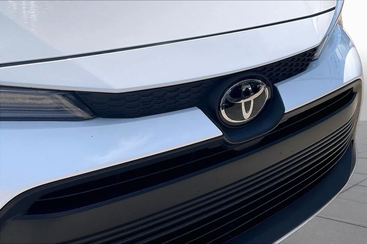 Used 2025 Toyota Corolla LE FWD image 28