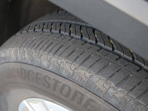 Used 2023 Chevrolet Traverse LT FWD image 8