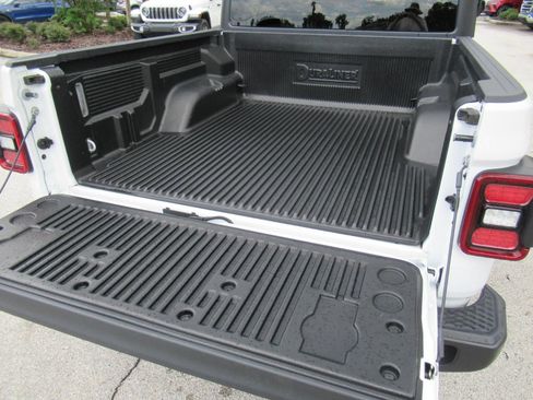 Used 2026 Jeep Gladiator Mojave AWD/4WD image 10