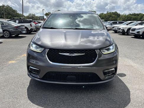 Used 2022 Chrysler Pacifica Limited image 8