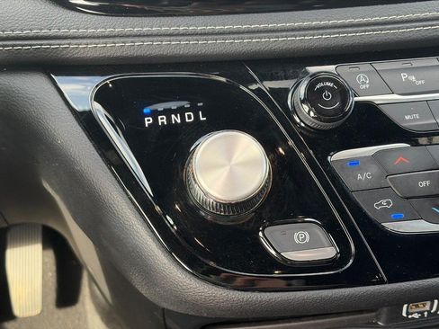 Used 2025 Chrysler Pacifica Select FWD image 16