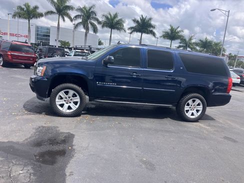 Used 2007 Chevrolet Suburban LT w/ LT Preferred Equipment Group RWD image 1