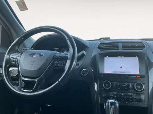 Used 2019 Ford Explorer XLT w/ Equipment Group 202A AWD/4WD image 12
