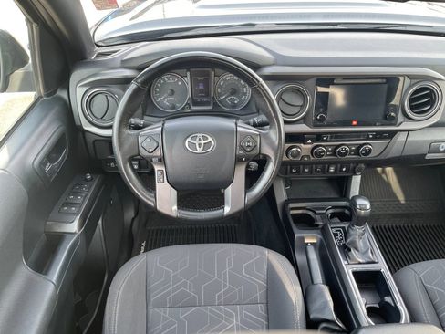 Used 2017 Toyota Tacoma TRD Sport image 15