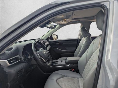 Certified 2023 Toyota Highlander Bronze Edition image 9