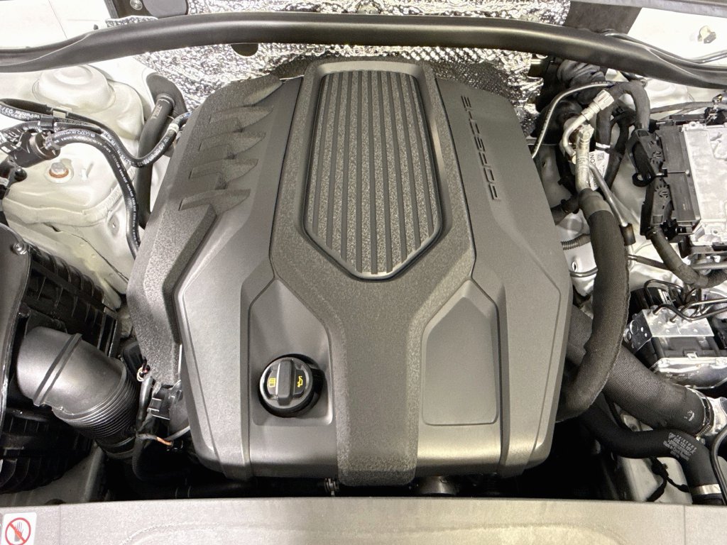 Certified 2025 Porsche Macan AWD/4WD image 30