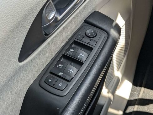 Used 2022 Chrysler Pacifica Touring-L AWD/4WD image 22