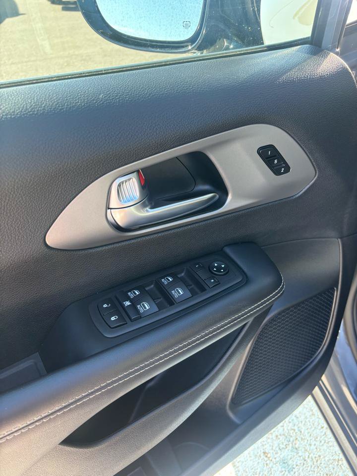 Used 2025 Chrysler Pacifica Select FWD image 11