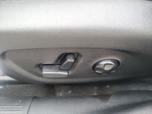 Used 2016 Chrysler 200 Limited FWD image 10