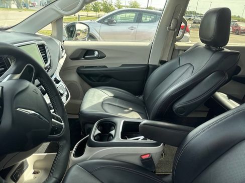 Used 2024 Chrysler Pacifica Touring-L FWD image 20