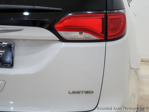 Used 2018 Chrysler Pacifica Limited image 8