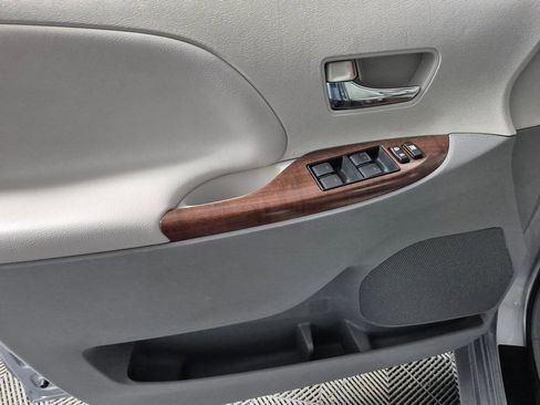 Used 2013 Toyota Sienna XLE image 16