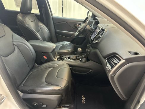 Used 2019 Jeep Cherokee Limited w/ Luxury Group AWD/4WD image 14