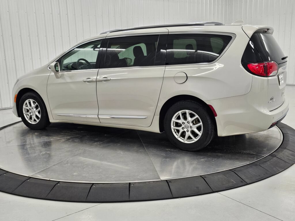 Used 2020 Chrysler Pacifica Touring-L FWD image 3