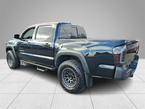 Used 2018 Toyota Tacoma TRD Off-Road image 6