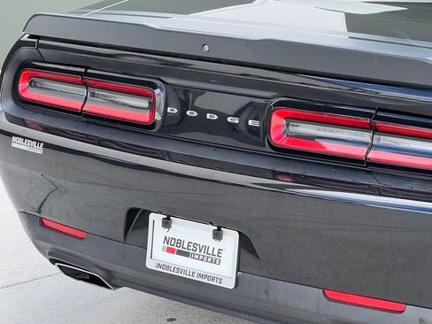 Used 2016 Dodge Challenger R/T Scat Pack w/ Leather Interior Group RWD image 10