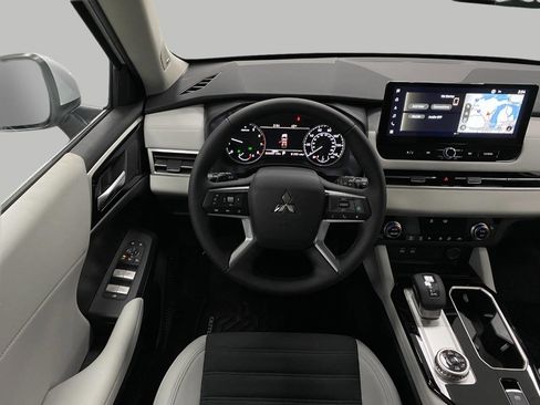 New 2026 Mitsubishi Outlander SE image 13