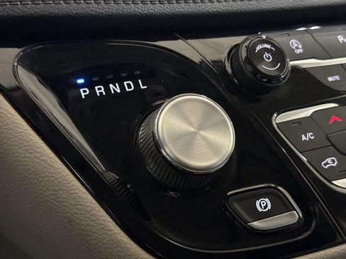 Used 2018 Chrysler Pacifica Limited image 18