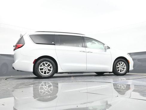 Used 2022 Chrysler Pacifica Touring-L FWD image 49