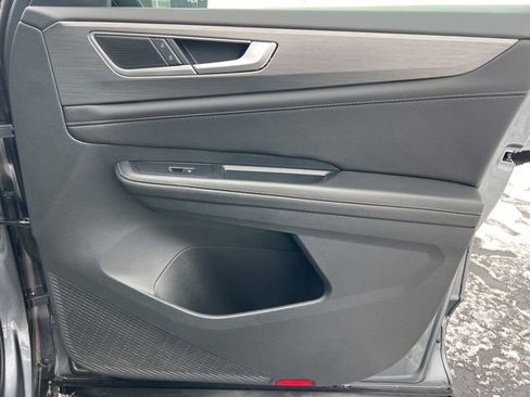 Used 2025 Volkswagen Atlas Cross Sport SE image 31