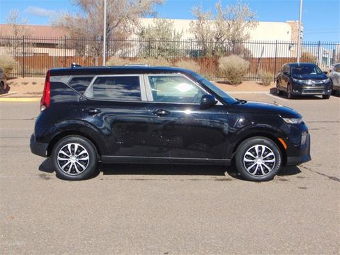 Used 2021 Kia Soul LX image 3