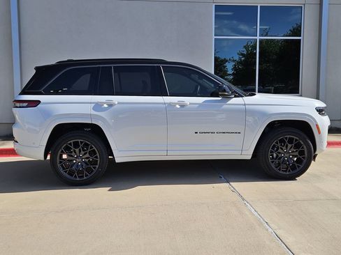 New 2026 Jeep Grand Cherokee Summit AWD/4WD image 2