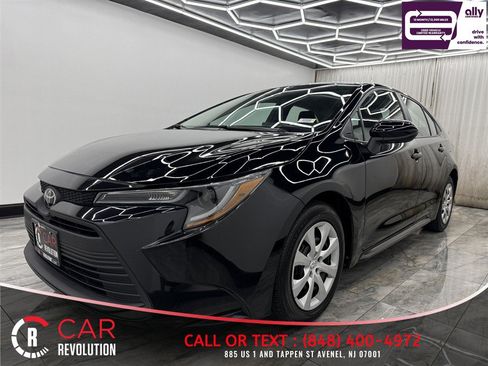 Used 2023 Toyota Corolla LE FWD image 3