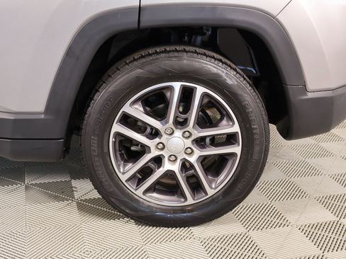 Used 2018 Jeep Compass Latitude FWD image 18