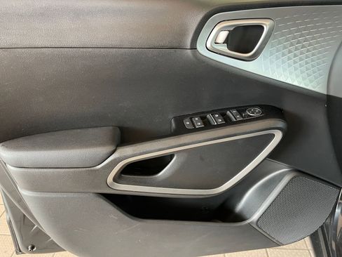 Used 2025 Kia Soul LX w/ LX Technology Package FWD image 18
