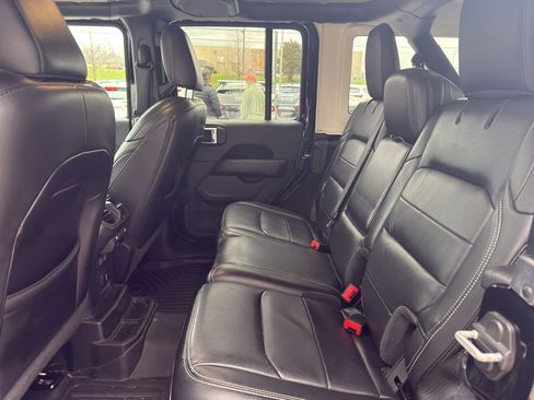 Used 2020 Jeep Wrangler Unlimited Sahara image 10