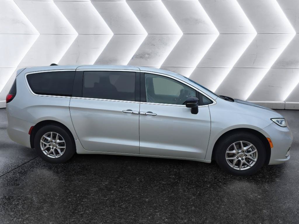 Used 2024 Chrysler Pacifica Touring-L FWD image 4