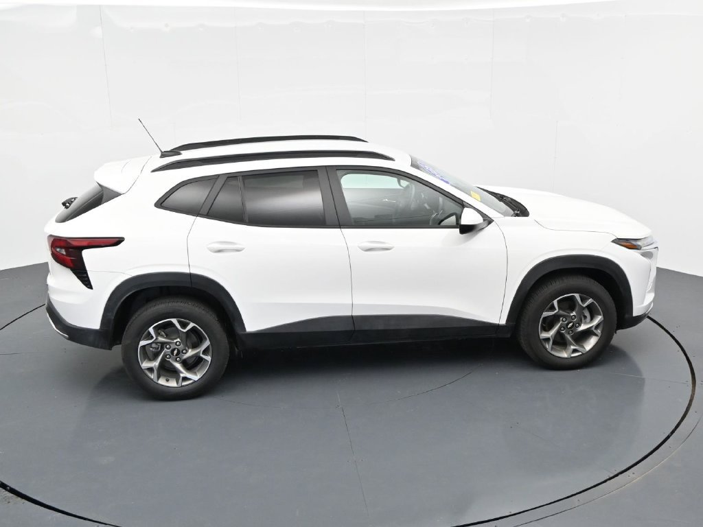 Used 2025 Chevrolet Trax LT FWD image 24