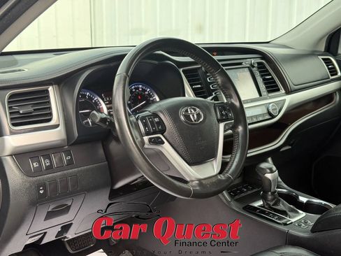 Used 2019 Toyota Highlander XLE w/ Preferred Accessory Package AWD/4WD image 10
