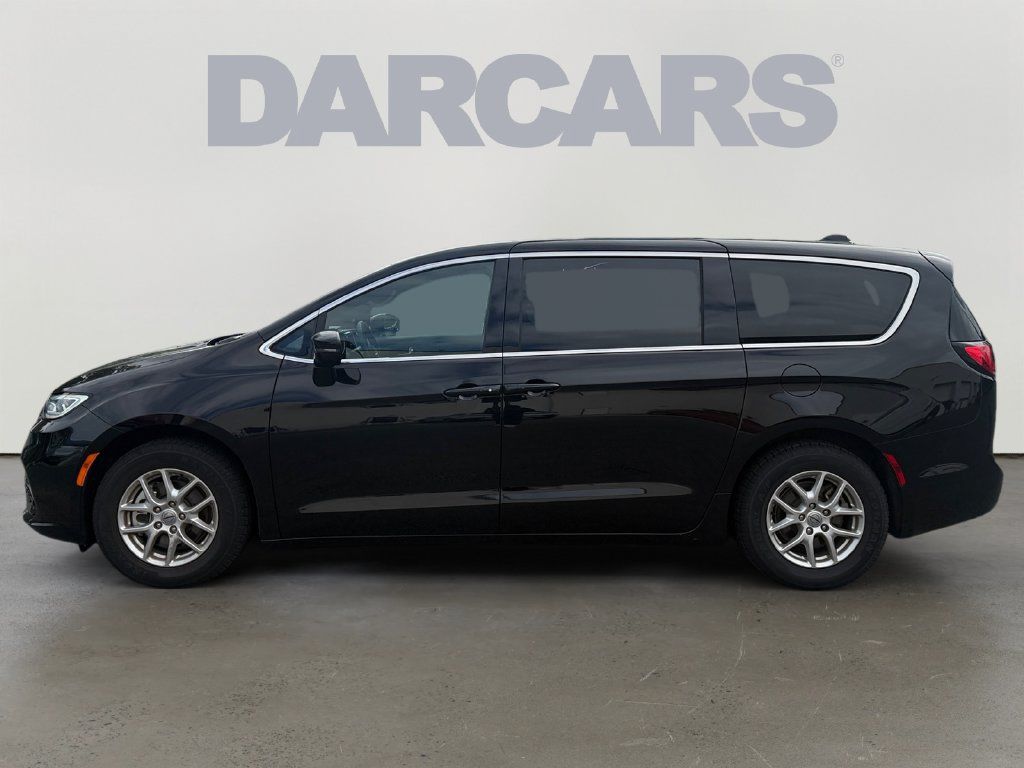 Used 2025 Chrysler Pacifica Select FWD image 4