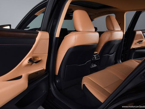 Used 2024 Lexus ES 300h w/ Premium Package image 31