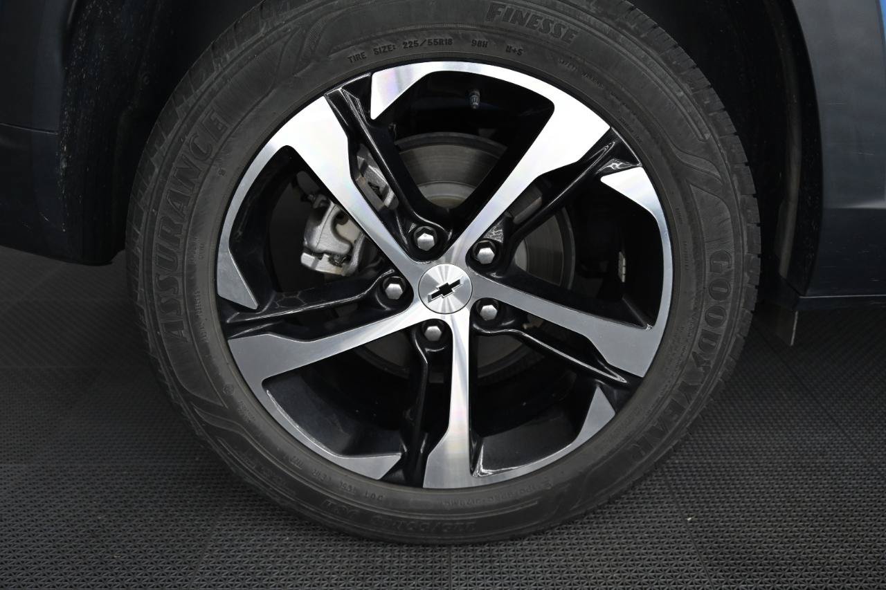 Used 2024 Chevrolet Trax RS w/ Sunroof Package FWD image 38