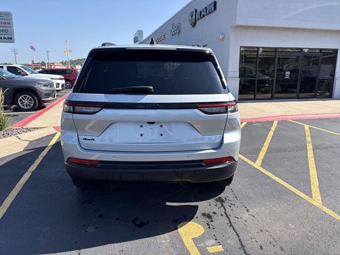Used 2025 Jeep Grand Cherokee Altitude AWD/4WD image 6