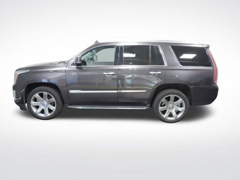 Used 2018 Cadillac Escalade Luxury AWD/4WD image 2