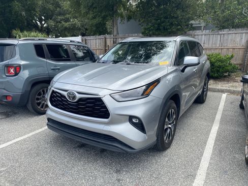Used 2021 Toyota Highlander XLE FWD image 13