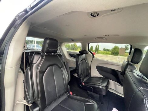 Used 2023 Chrysler Pacifica Touring-L FWD image 4