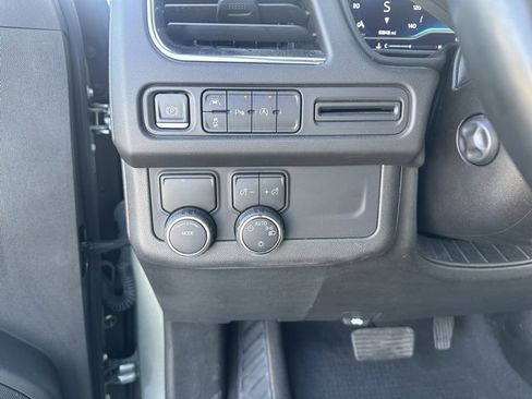 Used 2023 Chevrolet Suburban Premier image 4