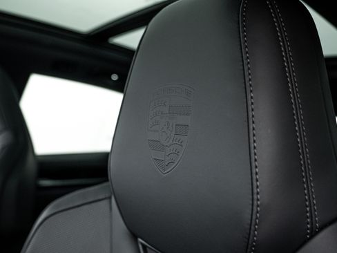 Certified 2025 Porsche Macan 4S Electric AWD/4WD image 25